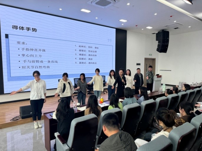 开云在线登录app入口（筹）开展“校企共学礼仪之道”培训活动