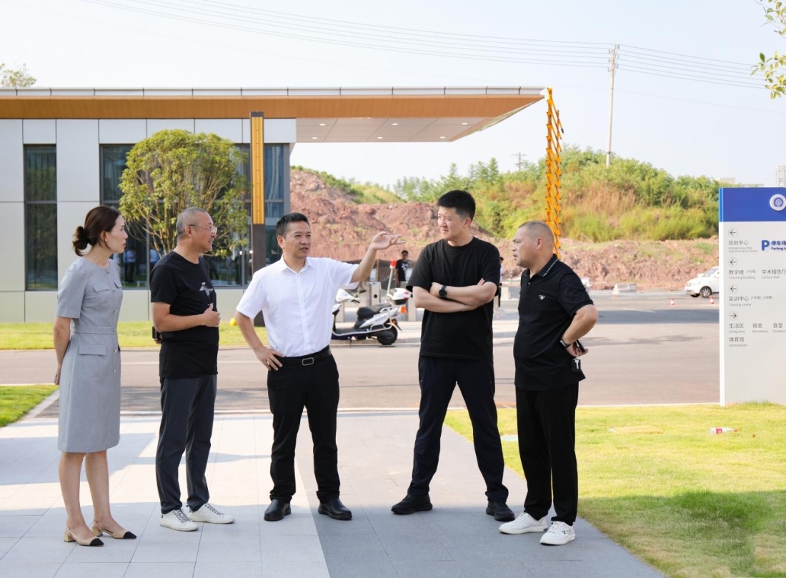 永川区政府部门在我校召开开云在线登录app入口揭牌仪式暨首期开学典礼筹备会