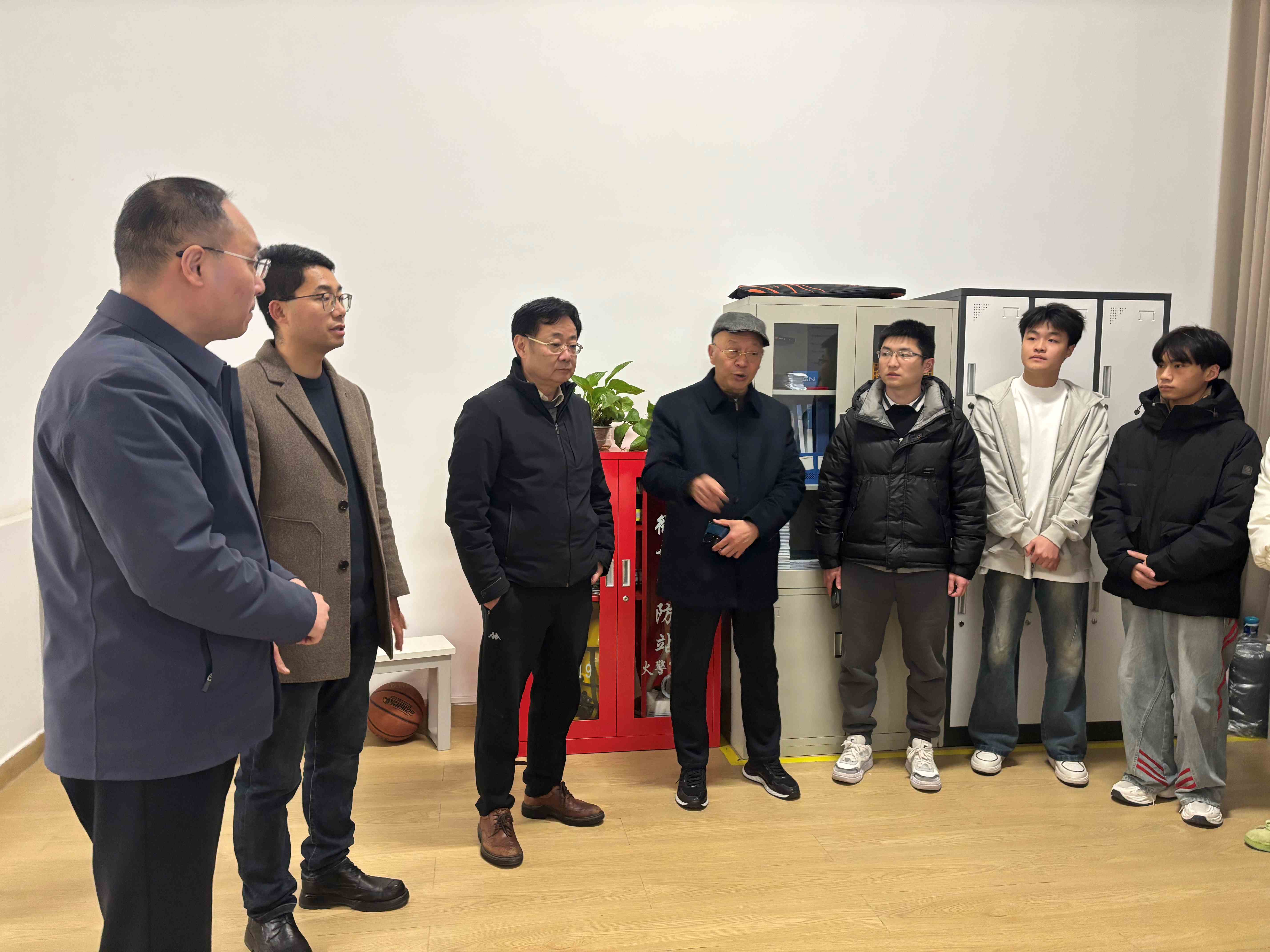 校领导带领学工队伍深入学生宿舍关怀学生返校情况