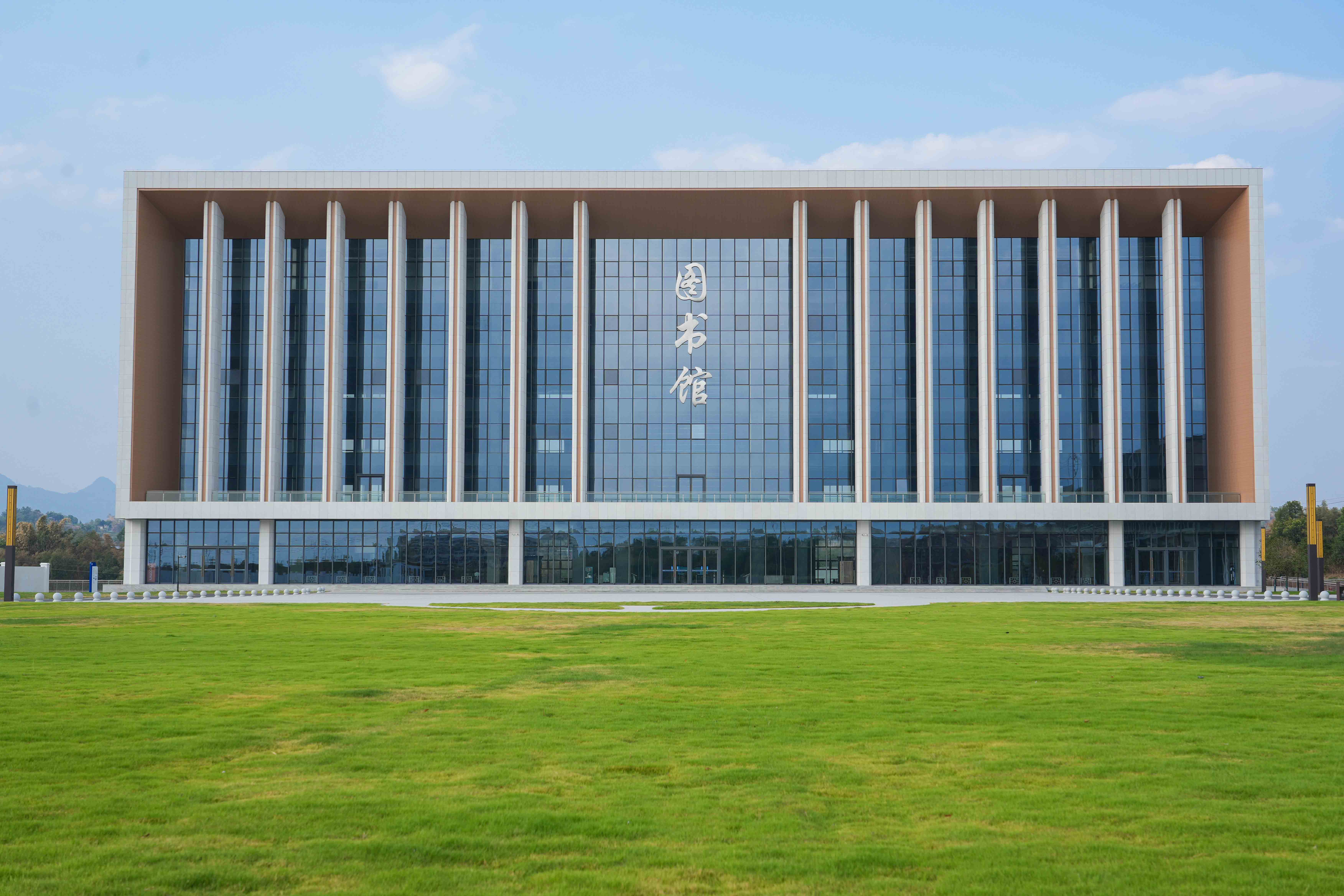 永川区委常委、常务副区长李洁莅临我校调研指导